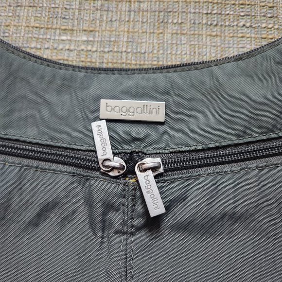 Baggallini Gray Nylon Crossbody Purse Zip Pockets Lightweight Organizer - Picture 2 of 7